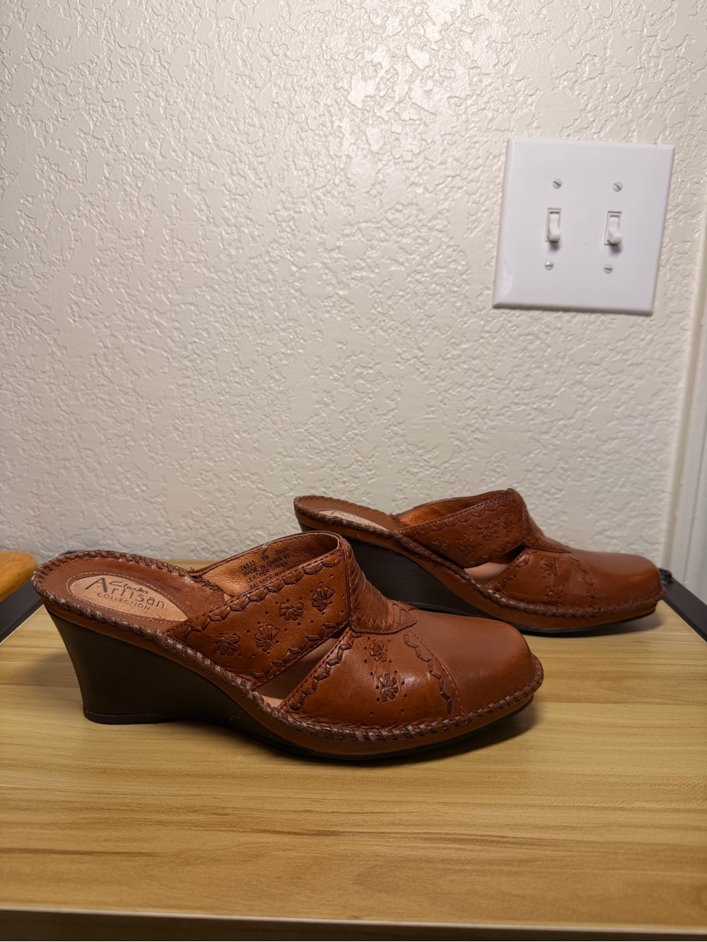 Clark’s Artisan Brown Leather Mules Clogs Women’s 7.5 Shoes Embroidered EUC